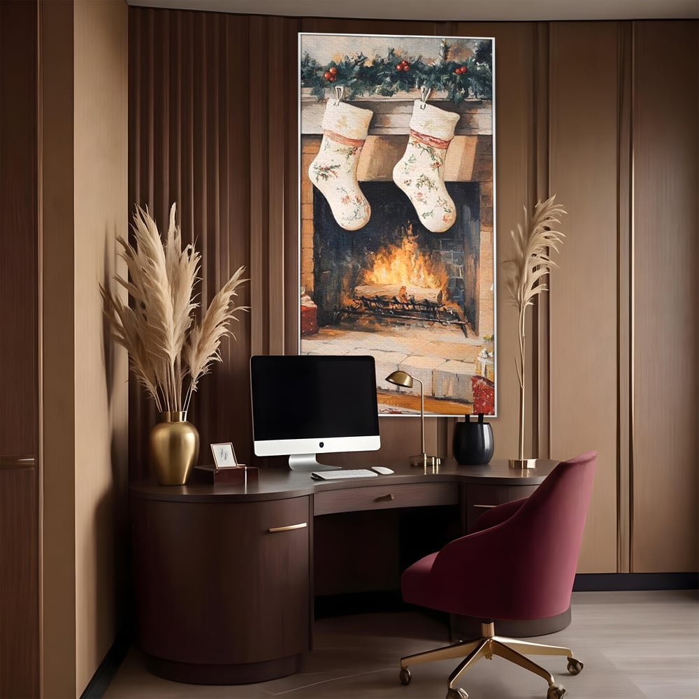 Tablou canvas cu tablou canvas cu ciorapi pe semineu, in rama de aluminiu argintiu, pe perete intr-un birou